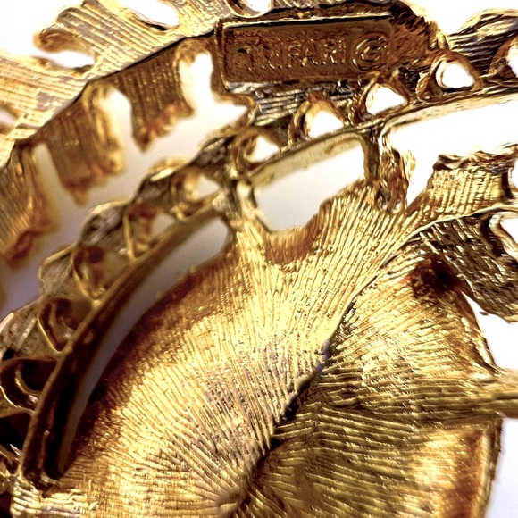 Vintage Trifari Gold Toned and Black Rhinestone Leaf Brooch - Picture 6 of 7